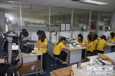 【今日新聞】新時代 &ldquo;星&rdquo;發展 --深圳衛視采訪星光達,聚焦傳統文化產業發展_國際珠寶網-全球最大的珠寶門戶網站。提供及時的行業動態、黃金價格和珠寶加盟等資訊。